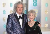 安妮塔·多布森（Anita Dobson）在健康恐慌后为布莱恩·梅（Brian May）提供最新情况时泪流满面