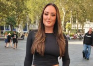 乔迪·肖尔(Geordie Shore)的夏洛特·克罗斯比(Charlotte Crosby)在兜售绿洲乐队的免费门票时，引起了彻底的混乱